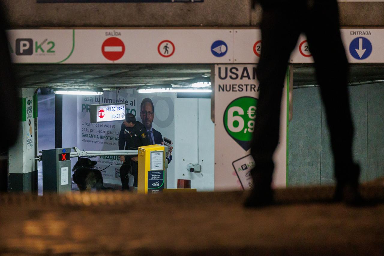 Entrando con un perro en el parking.