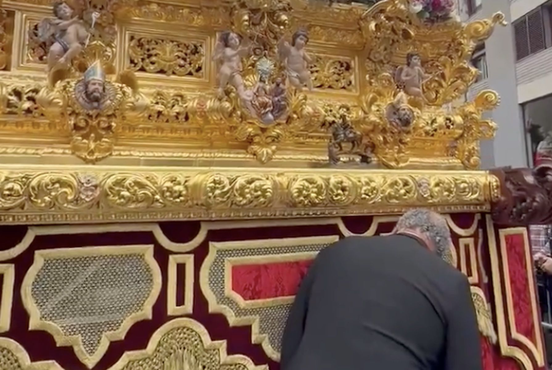 El capataz del Carmen en Sevilla pide que baje la gasolina en una levantá.