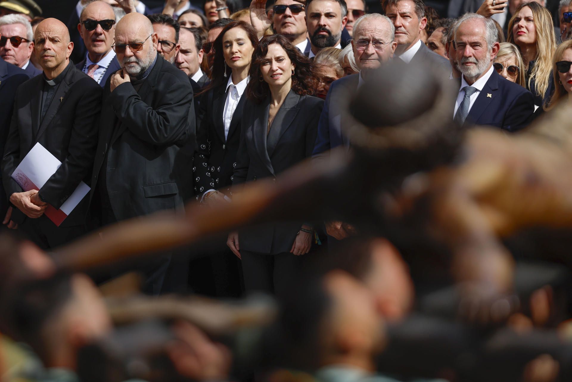 Ayuso viendo al Cristo de Mena.