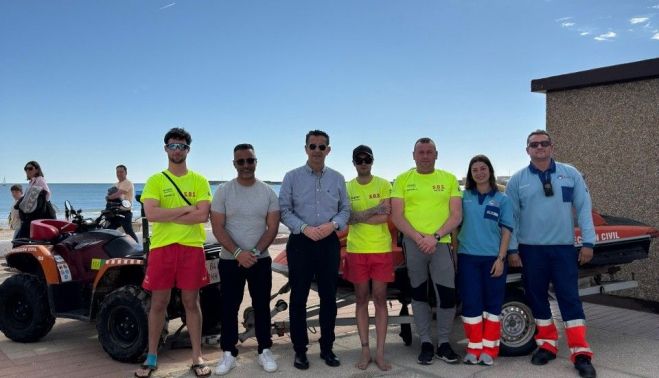 El alcalde, Miguel Molina, con los servicios de playa.