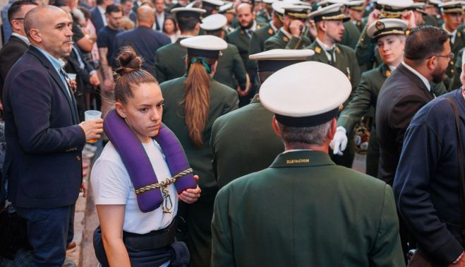 Una de las costaleras del misterio de la Redención, esperando un relevo.