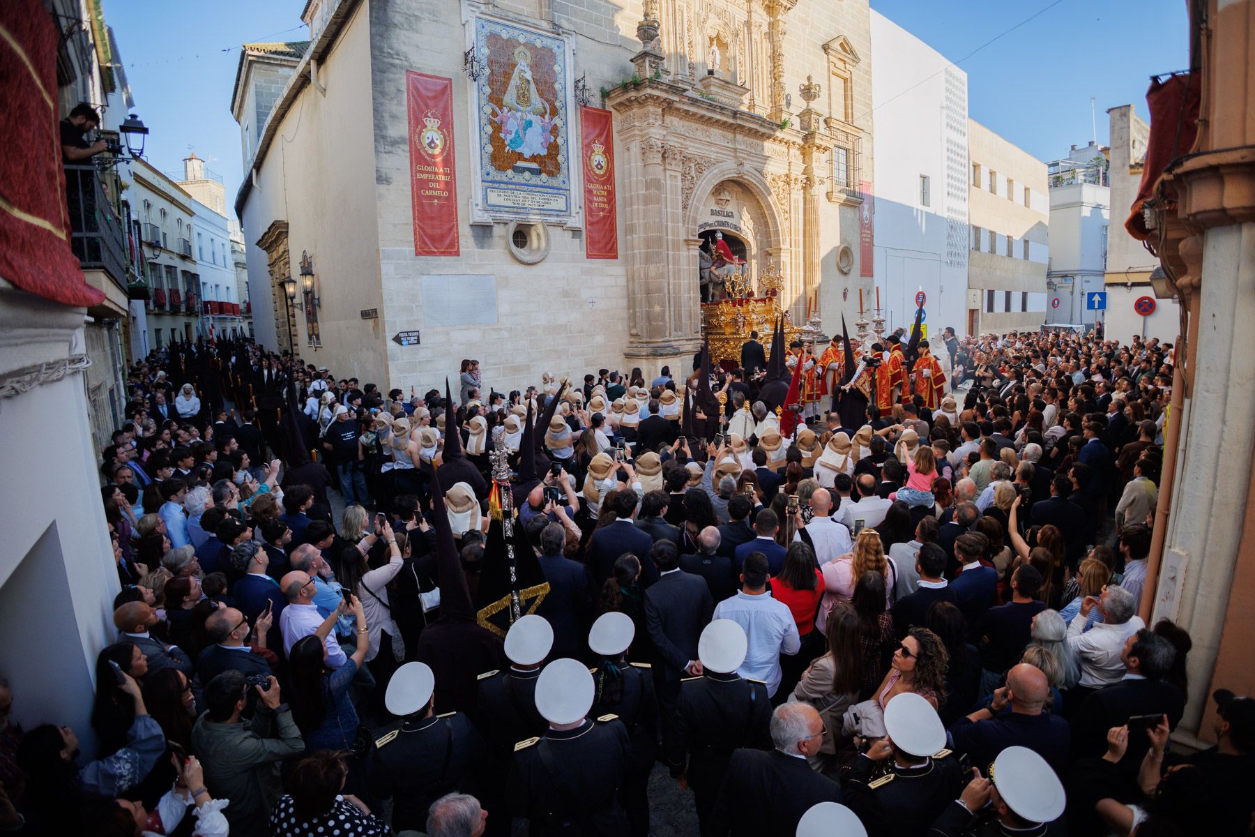 El misterio de La Lanzada, saliendo de la Basílica del Carmen.