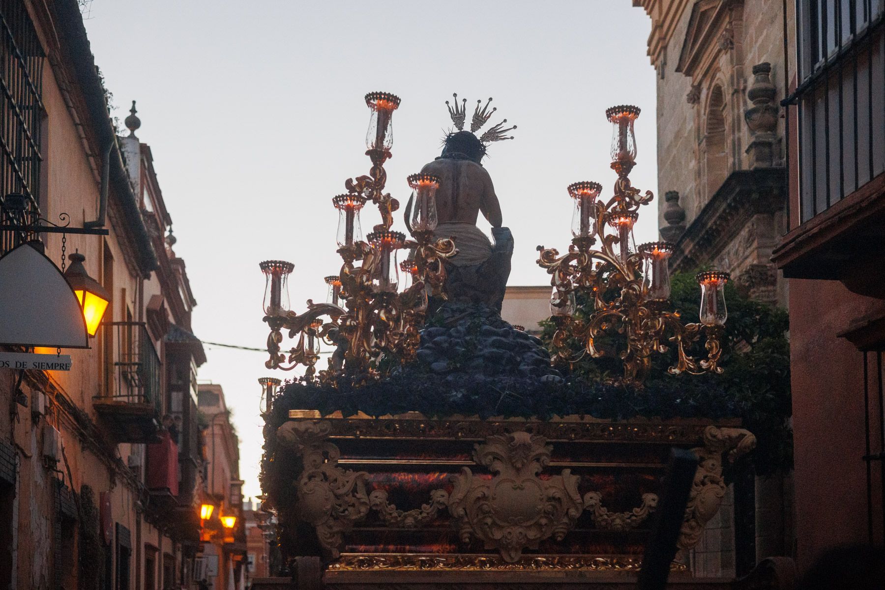La Hermandad de Humildad y Paciencia por el barrio San Pedro este Jueves Santo de 2026.