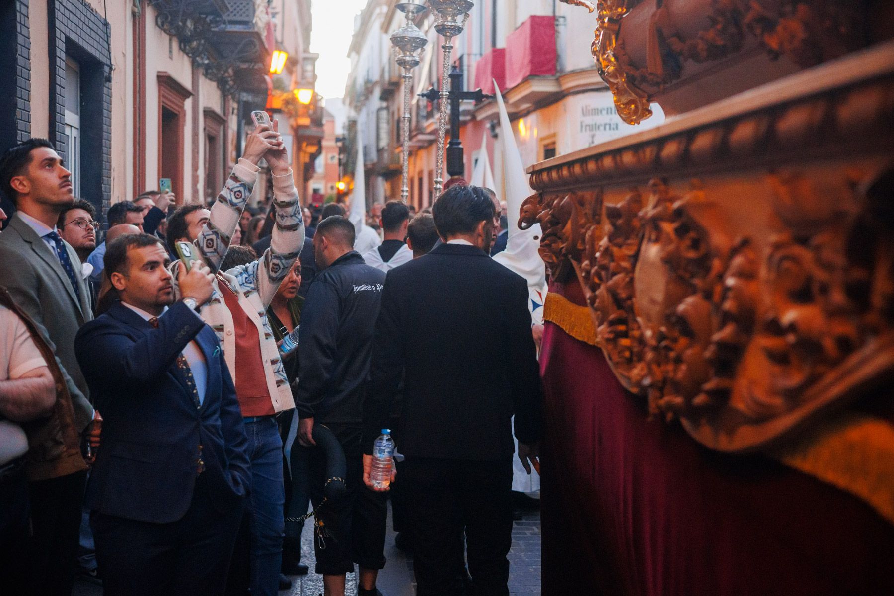 La Hermandad de Humildad y Paciencia por el barrio San Pedro este Jueves Santo de 2026.