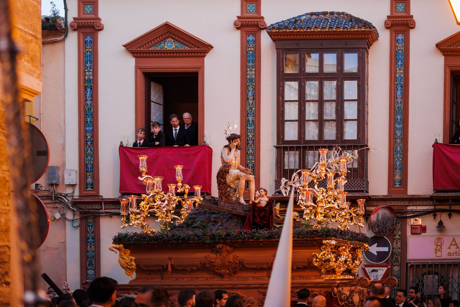 La Hermandad de Humildad y Paciencia por el barrio San Pedro este Jueves Santo de 2026.