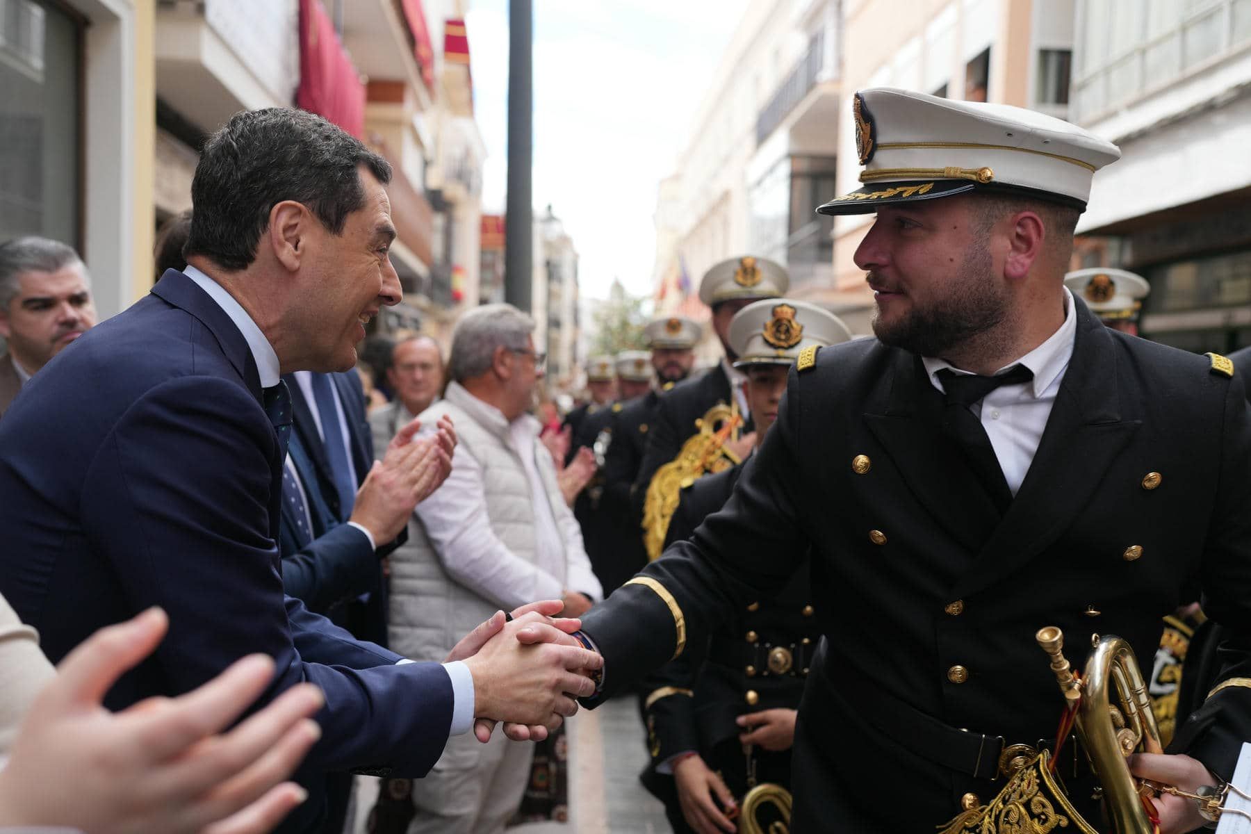 Un músico saluda a Juanma Moreno en la Semana Santa de Cabra..JPG (1)
