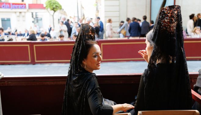 Mujeres de mantilla, en un palco en calle Larga.