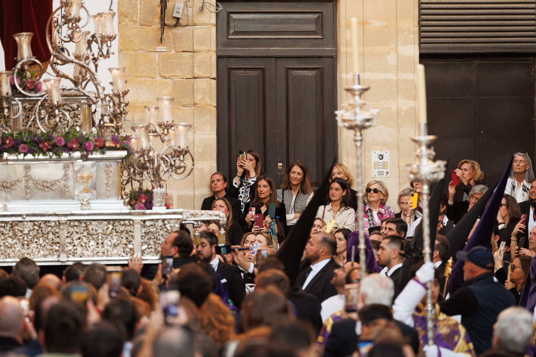 Público, contemplando la salida del misterio del Ecce-Homo.
