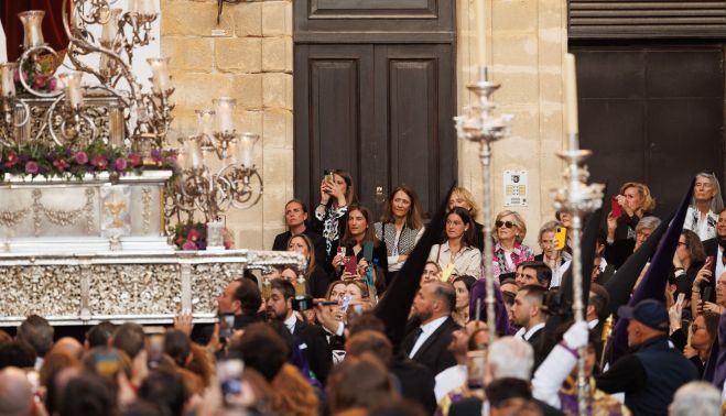 Público, contemplando la salida del misterio del Ecce-Homo.