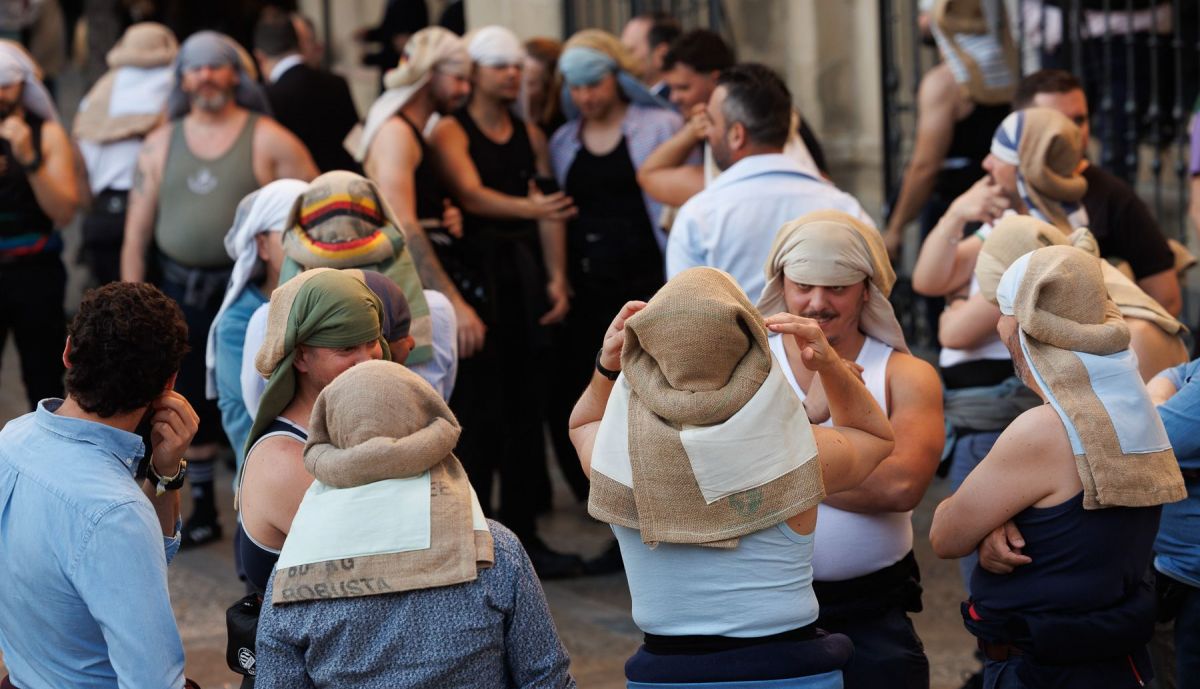 Costaleros ajustándose la 'ropa' antes de entrar en el paso.