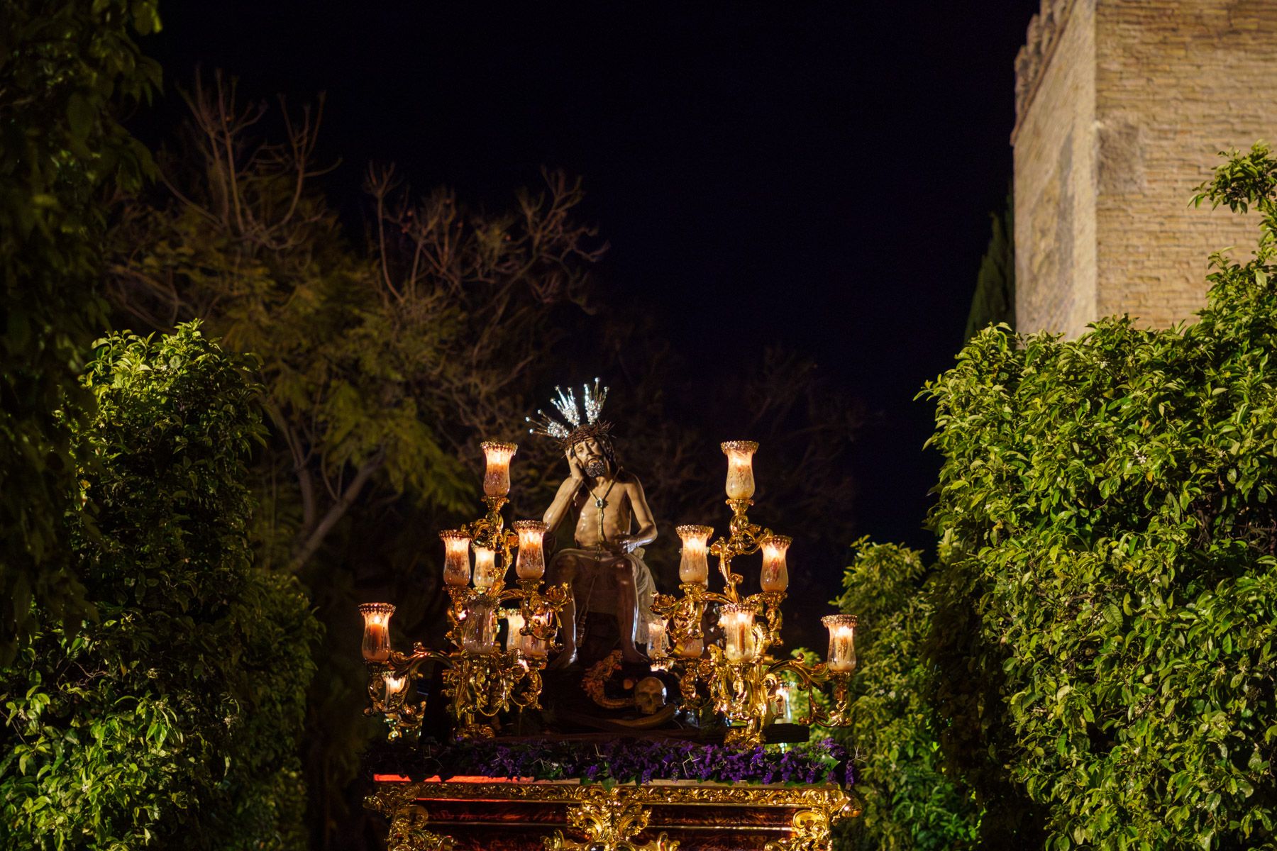 La Hermandad de Humildad y Paciencia por el barrio San Pedro este Jueves Santo de 2026.