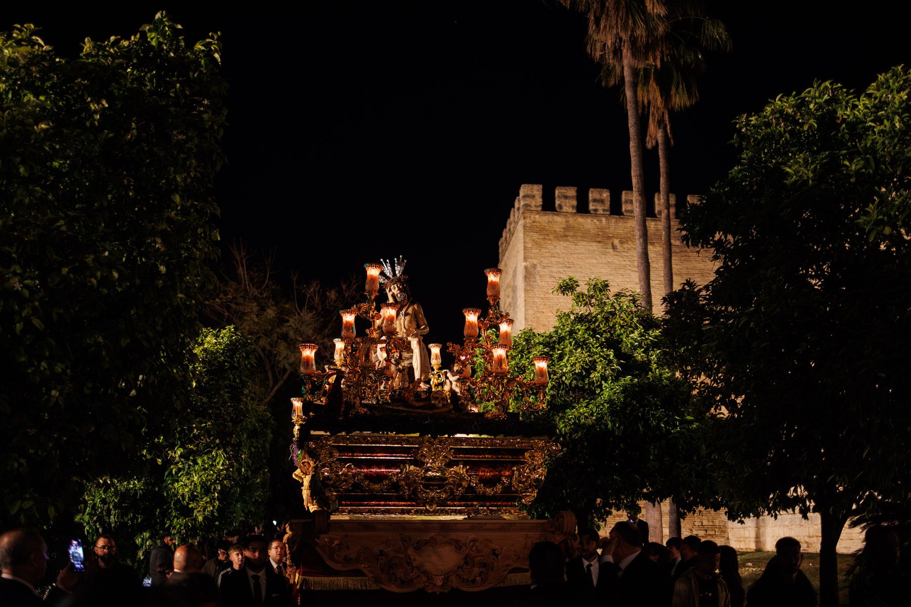 La Hermandad de Humildad y Paciencia por el barrio San Pedro este Jueves Santo de 2026.
