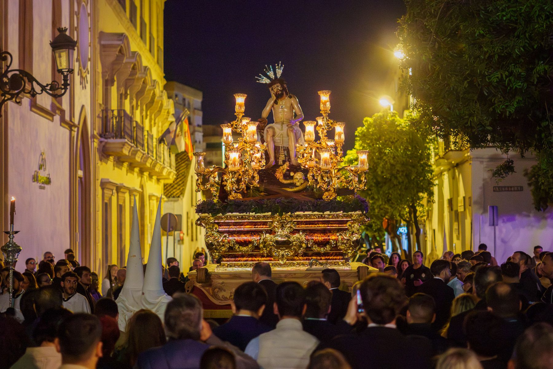 La Hermandad de Humildad y Paciencia por el barrio San Pedro este Jueves Santo de 2026.