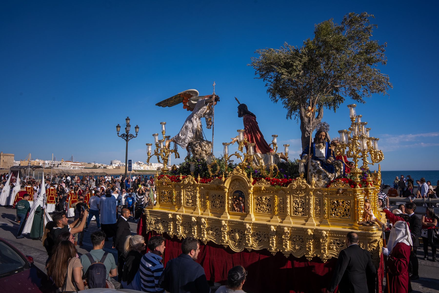 Jueves Santo de luz en Cádiz y Madrugada de silencio y recogimiento