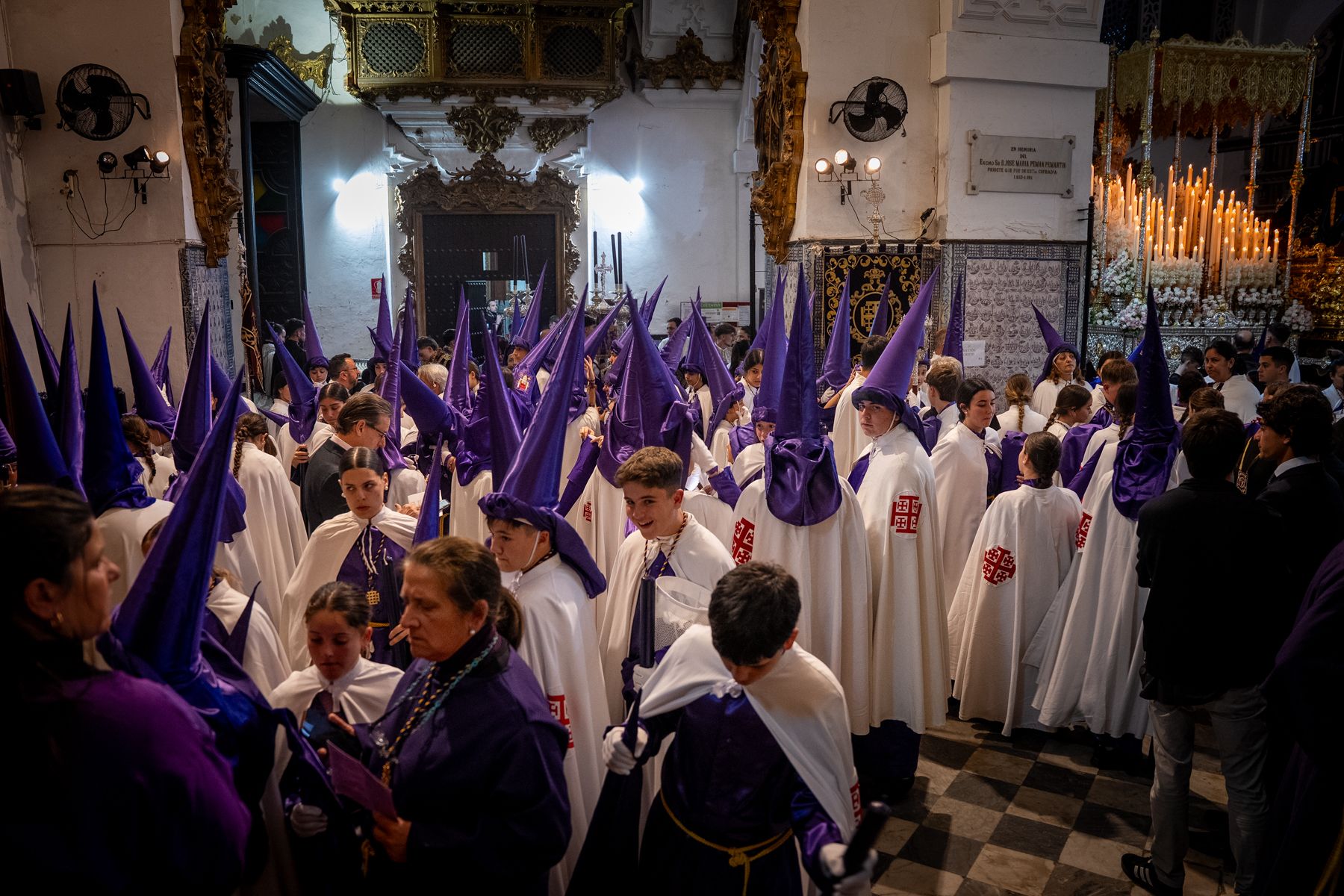 Jueves Santo de luz en Cádiz y Madrugada de silencio y recogimiento