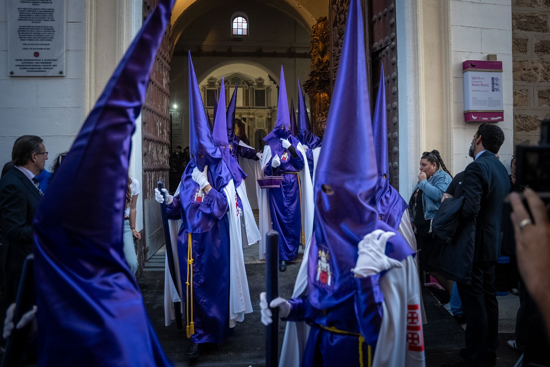 Jueves Santo de luz en Cádiz y Madrugada de silencio y recogimiento