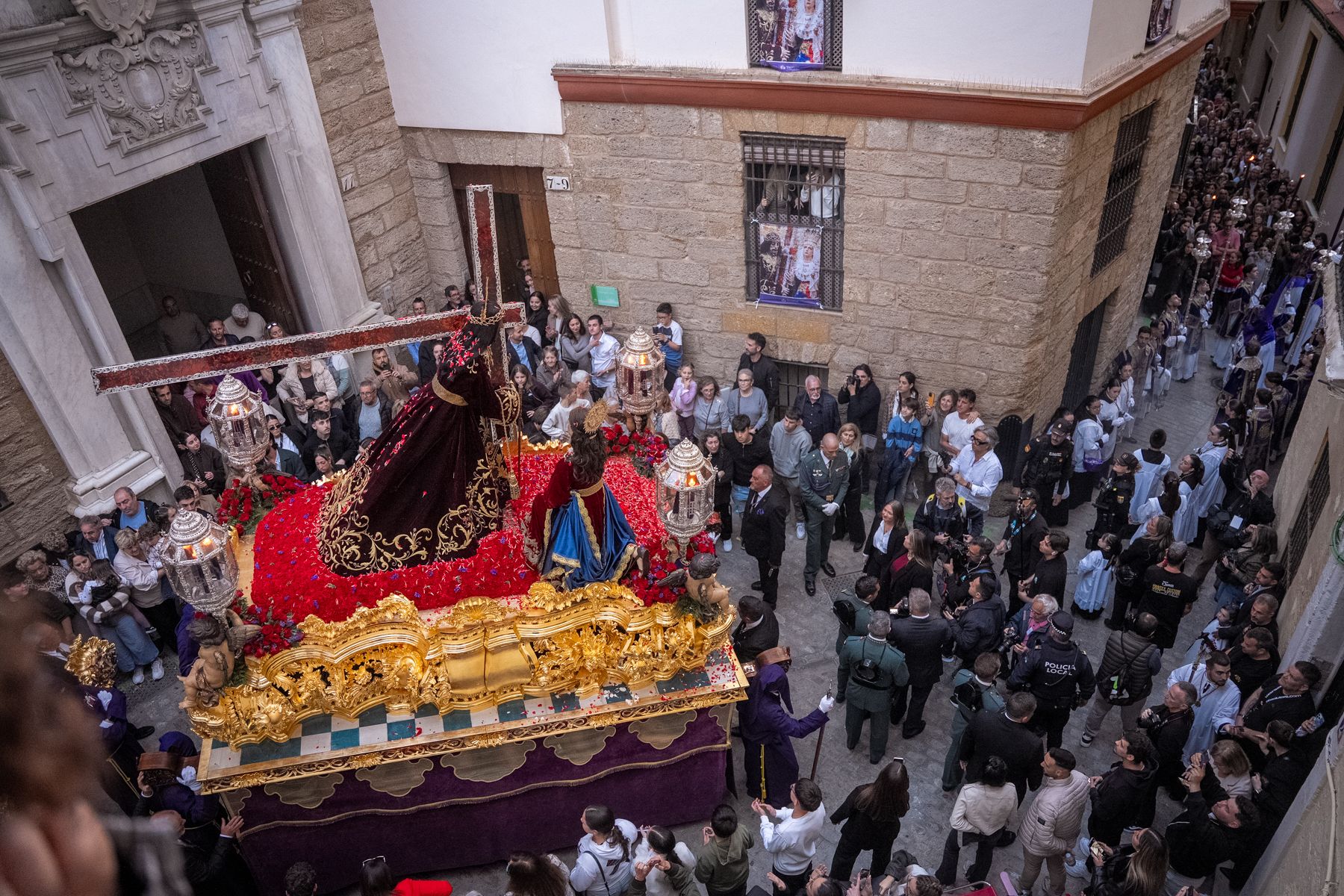 Jueves Santo de luz en Cádiz y Madrugada de silencio y recogimiento