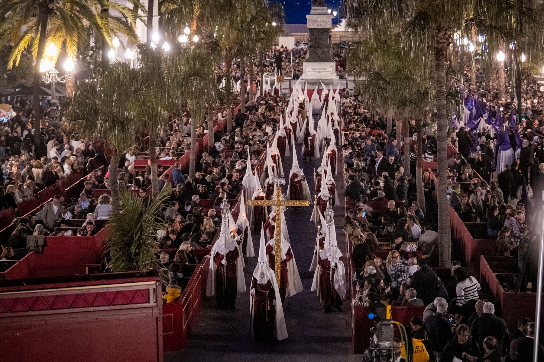 Jueves Santo de luz en Cádiz y Madrugada de silencio y recogimiento