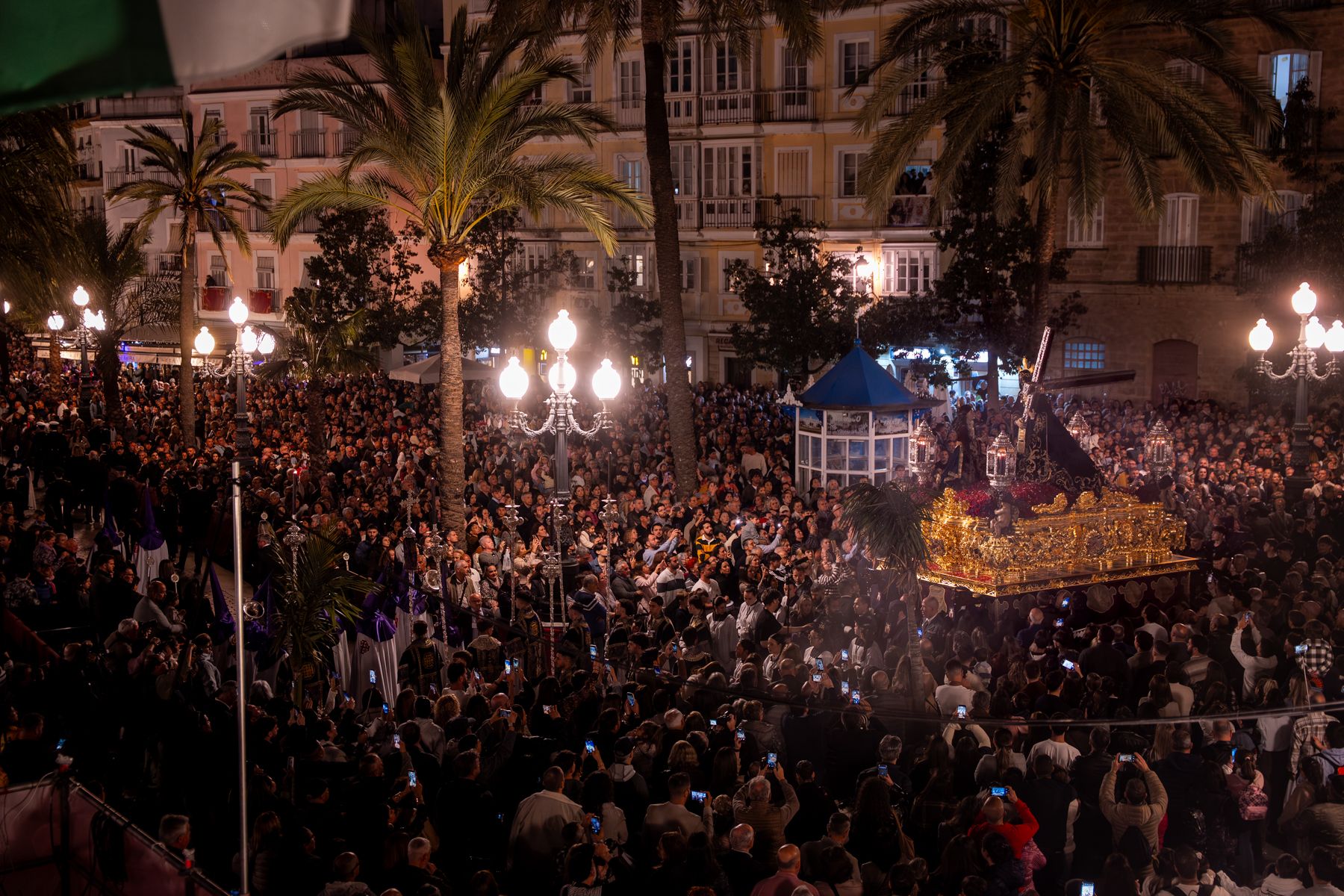 Jueves Santo de luz en Cádiz y Madrugada de silencio y recogimiento