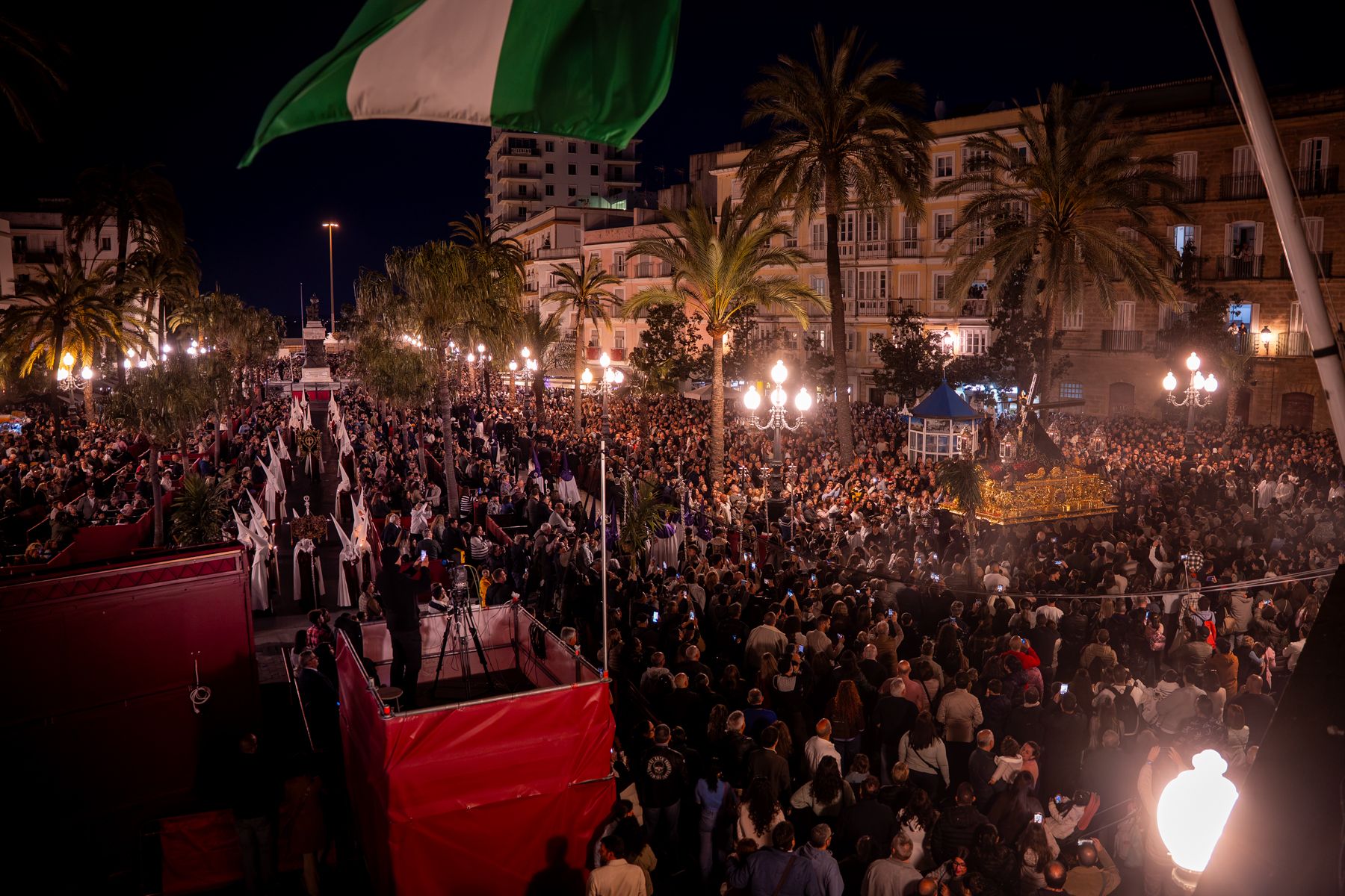 Jueves Santo de luz en Cádiz y Madrugada de silencio y recogimiento