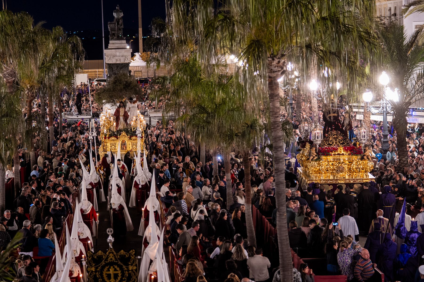 Jueves Santo de luz en Cádiz y Madrugada de silencio y recogimiento