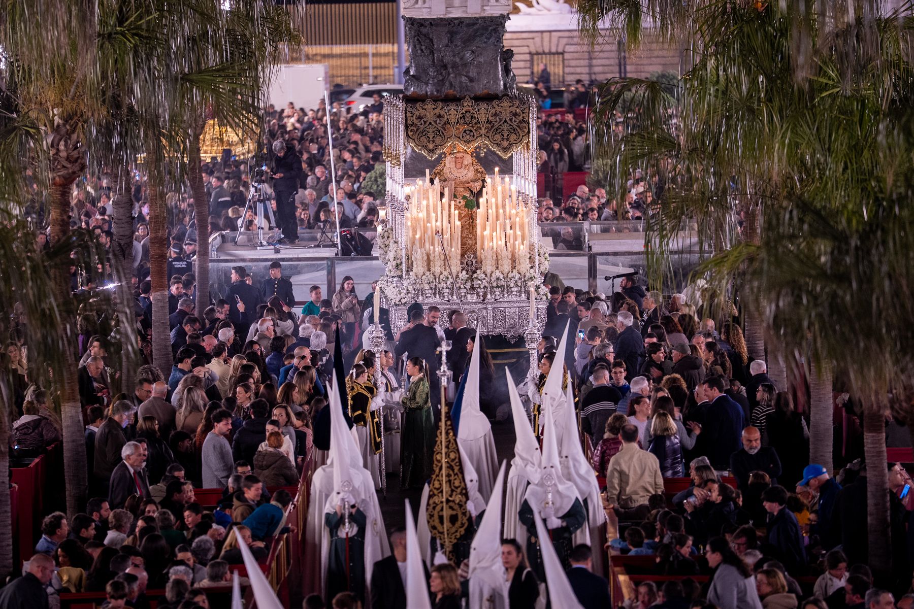 Jueves Santo de luz en Cádiz y Madrugada de silencio y recogimiento