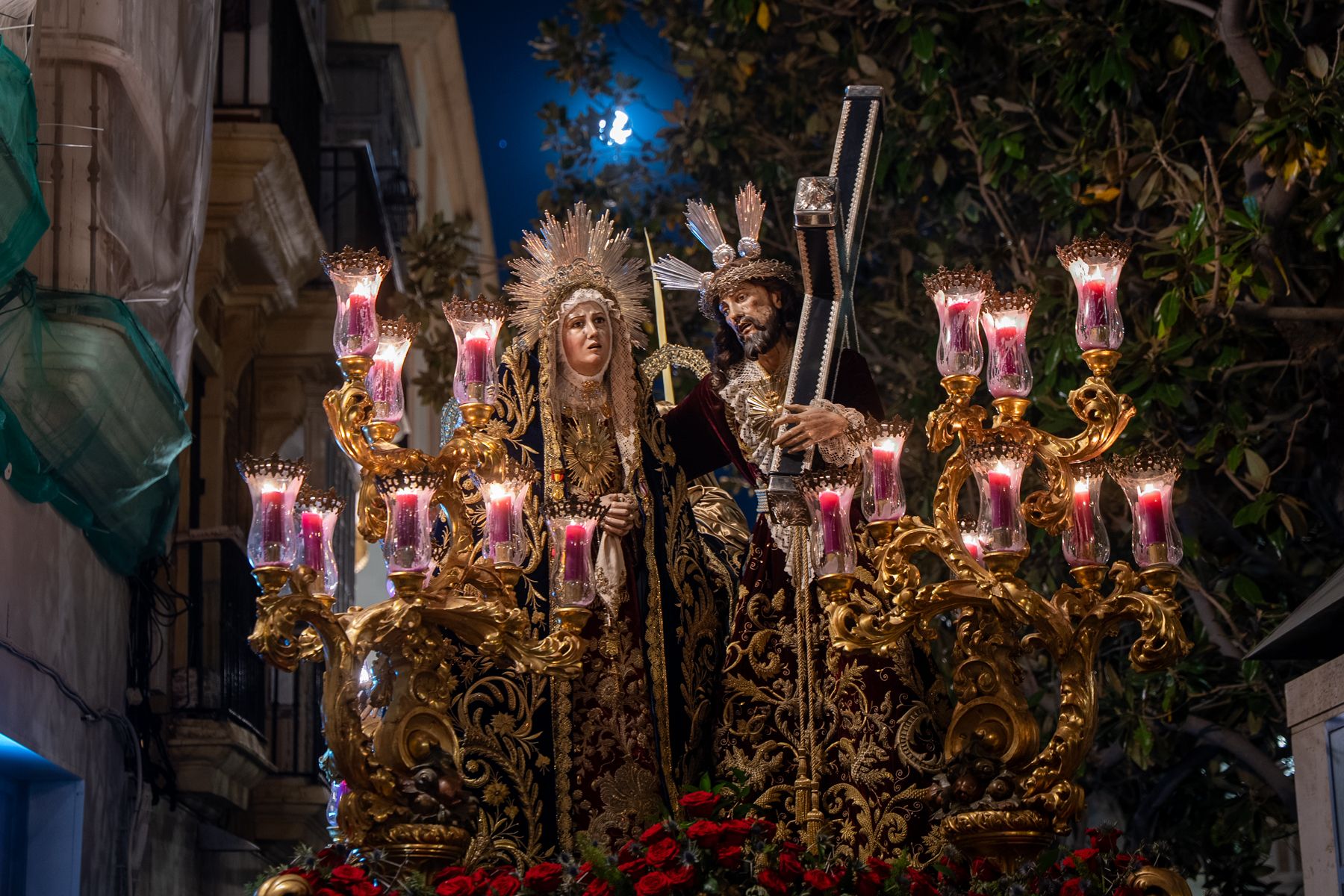 Jueves Santo de luz en Cádiz y Madrugada de silencio y recogimiento
