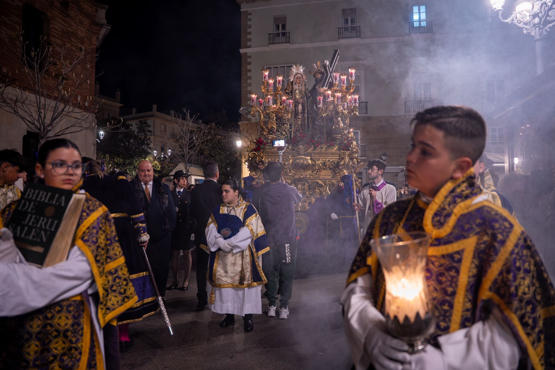 Jueves Santo de luz en Cádiz y Madrugada de silencio y recogimiento