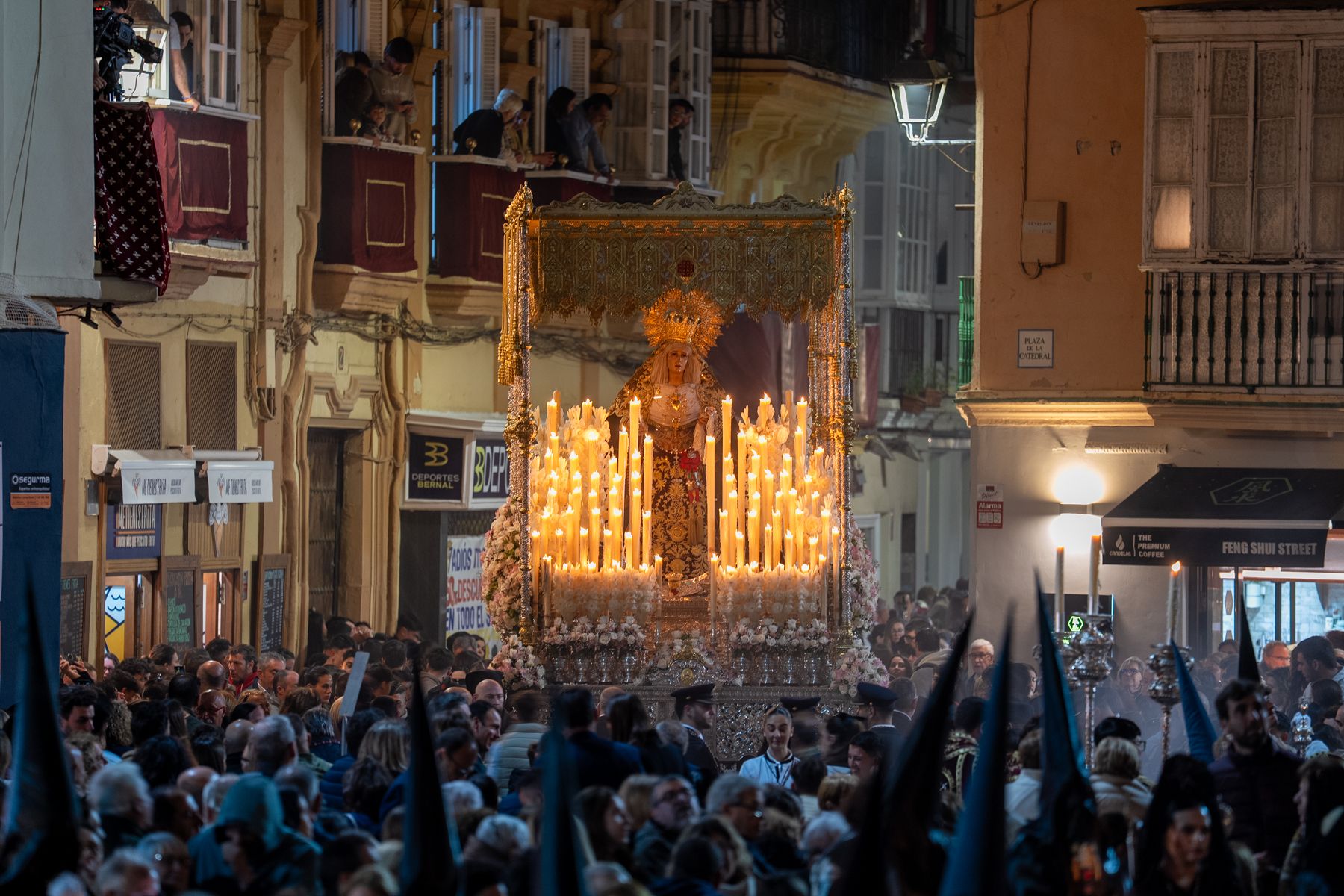 Jueves Santo de luz en Cádiz y Madrugada de silencio y recogimiento