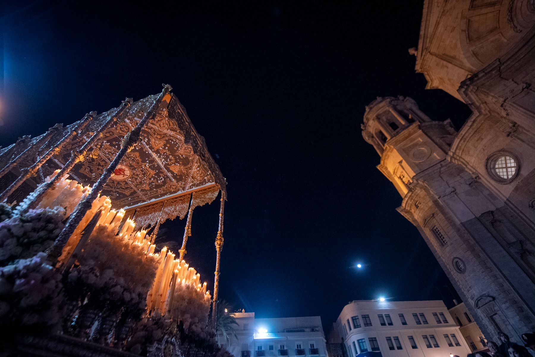 Jueves Santo de luz en Cádiz y Madrugada de silencio y recogimiento