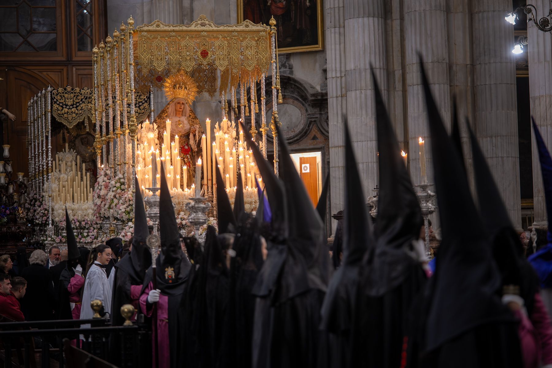 Jueves Santo de luz en Cádiz y Madrugada de silencio y recogimiento