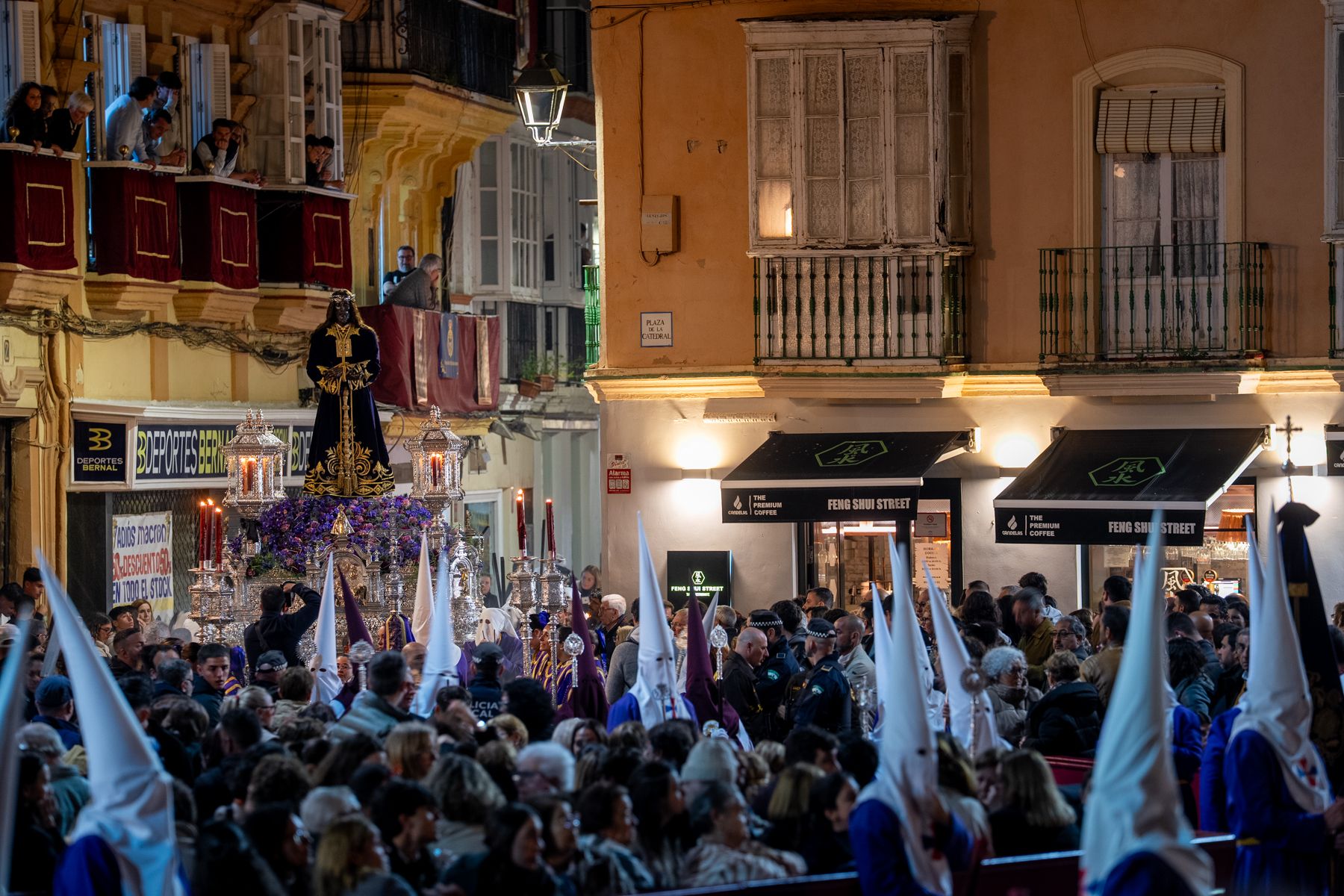 Jueves Santo de luz en Cádiz y Madrugada de silencio y recogimiento