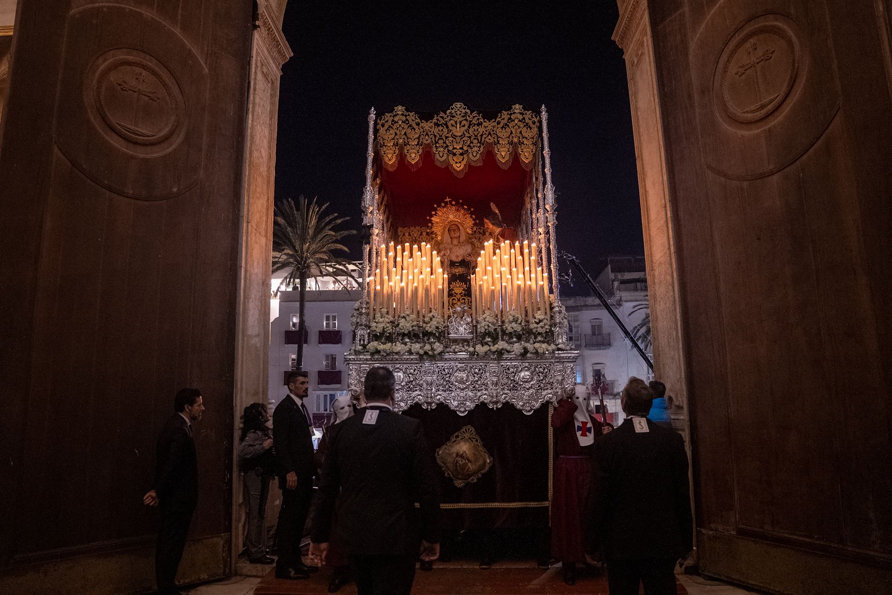 Jueves Santo de luz en Cádiz y Madrugada de silencio y recogimiento