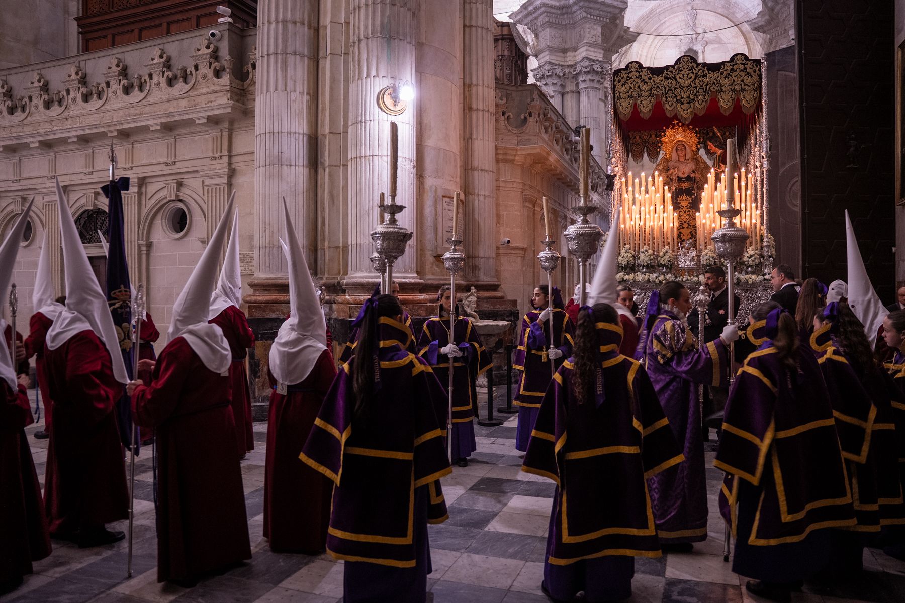 Jueves Santo de luz en Cádiz y Madrugada de silencio y recogimiento