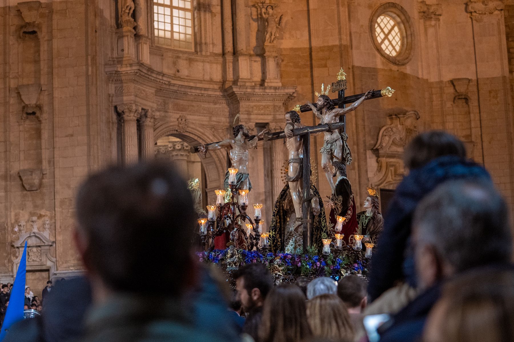 Jueves Santo de luz en Cádiz y Madrugada de silencio y recogimiento