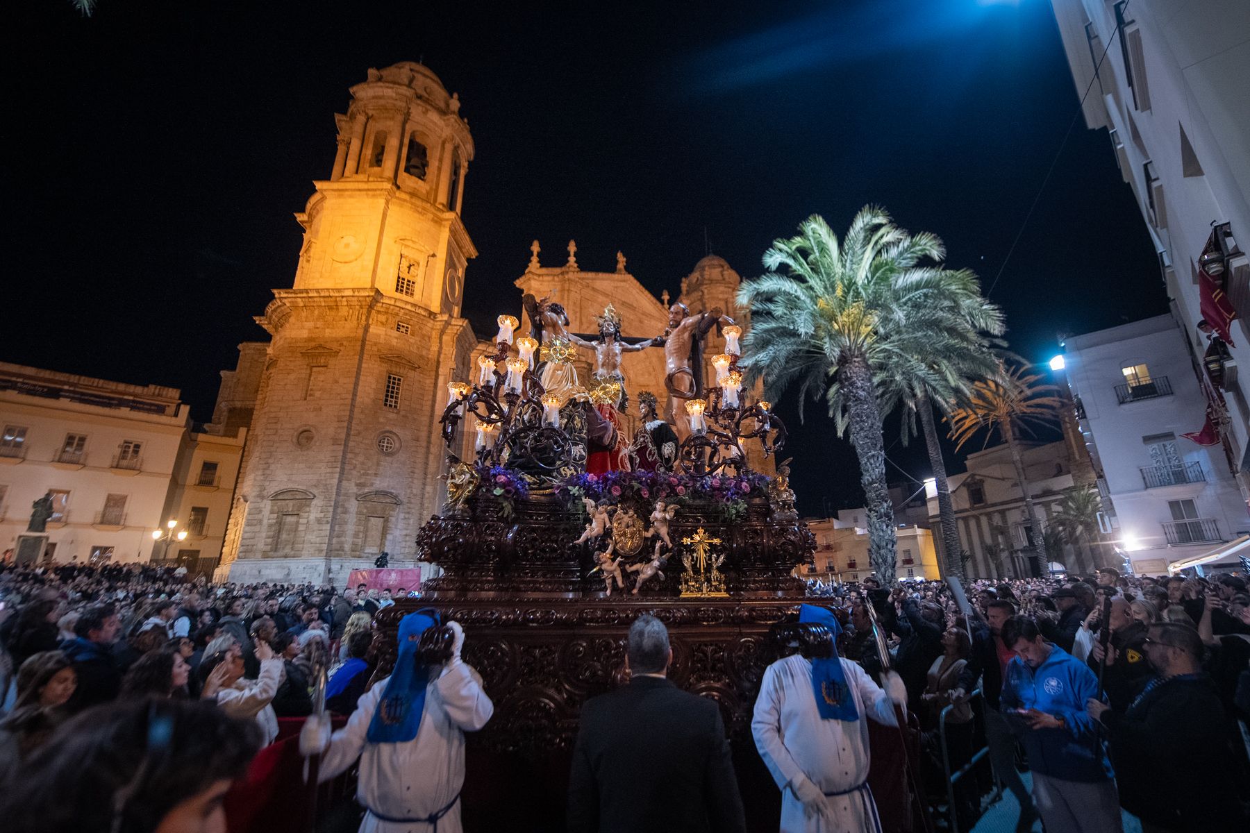 Jueves Santo de luz en Cádiz y Madrugada de silencio y recogimiento