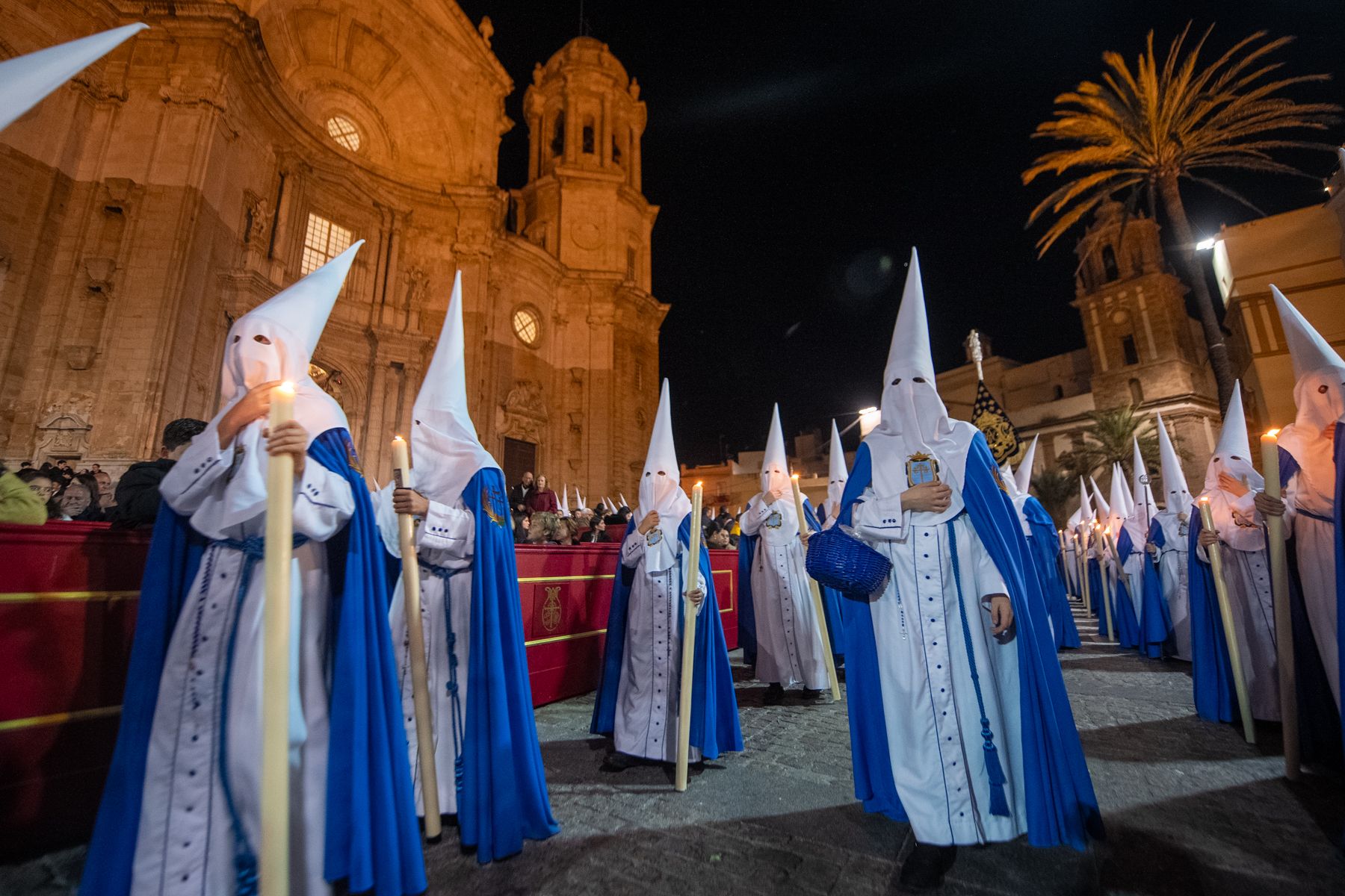 Jueves Santo de luz en Cádiz y Madrugada de silencio y recogimiento