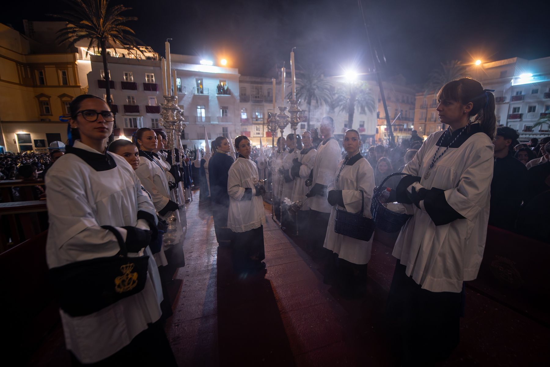 Jueves Santo de luz en Cádiz y Madrugada de silencio y recogimiento