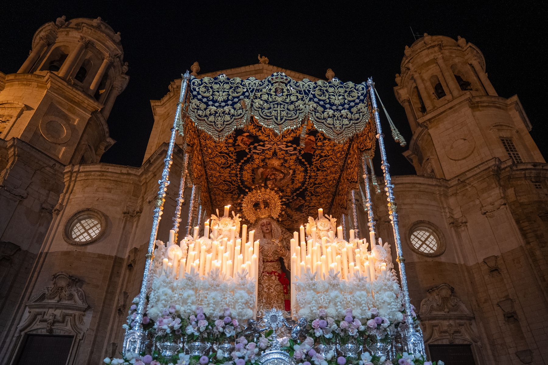 Jueves Santo de luz en Cádiz y Madrugada de silencio y recogimiento