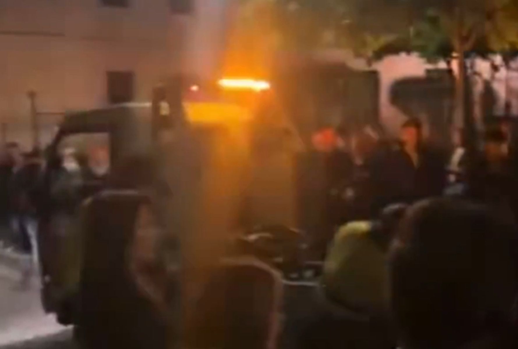 La grúa retira un coche en mitad de una procesión este Jueves Santo en Jerez.