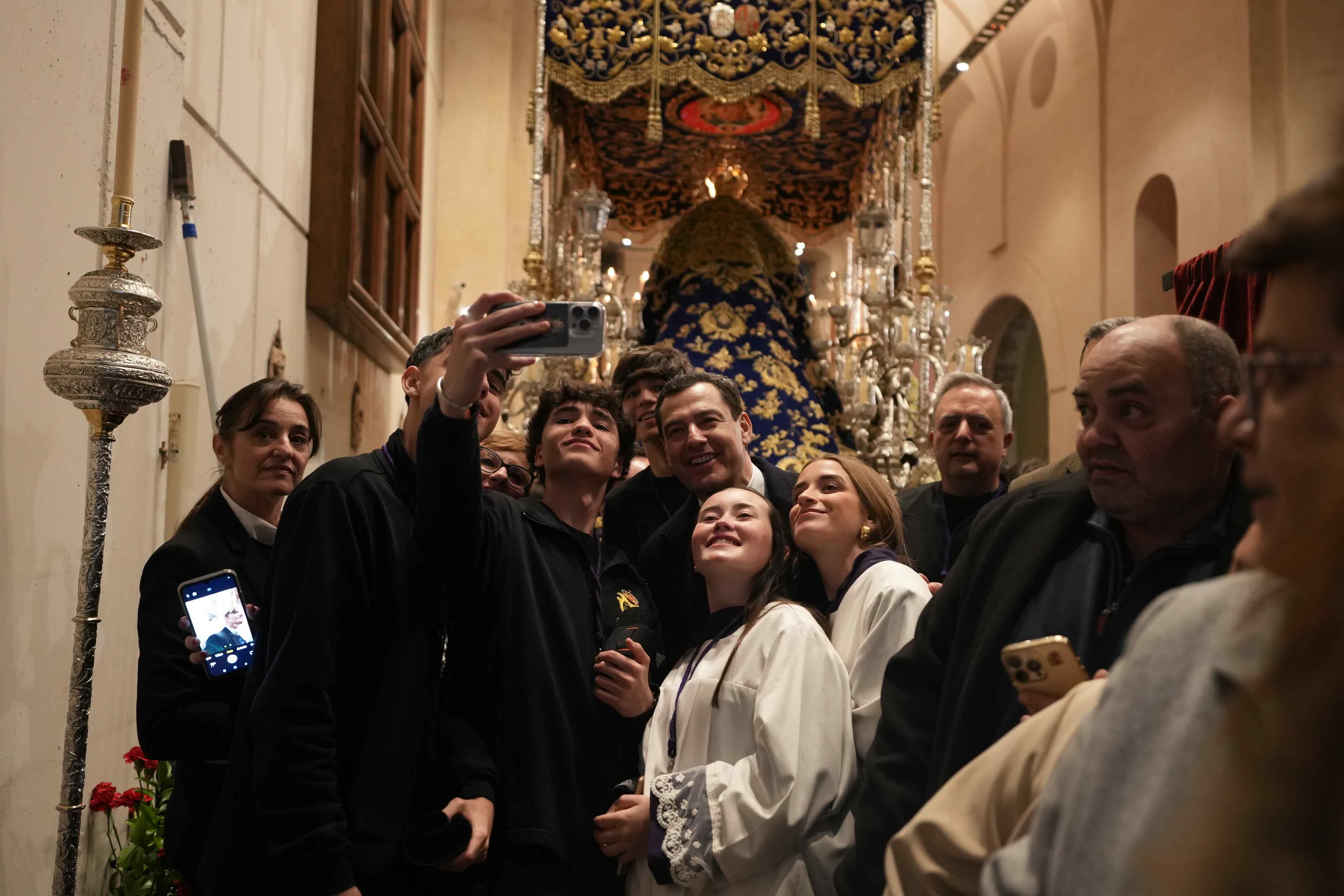 Juanma Moreno, este pasado Viernes Santo Madrugada, con cofrades de 'El Abuelo' en Jaén.