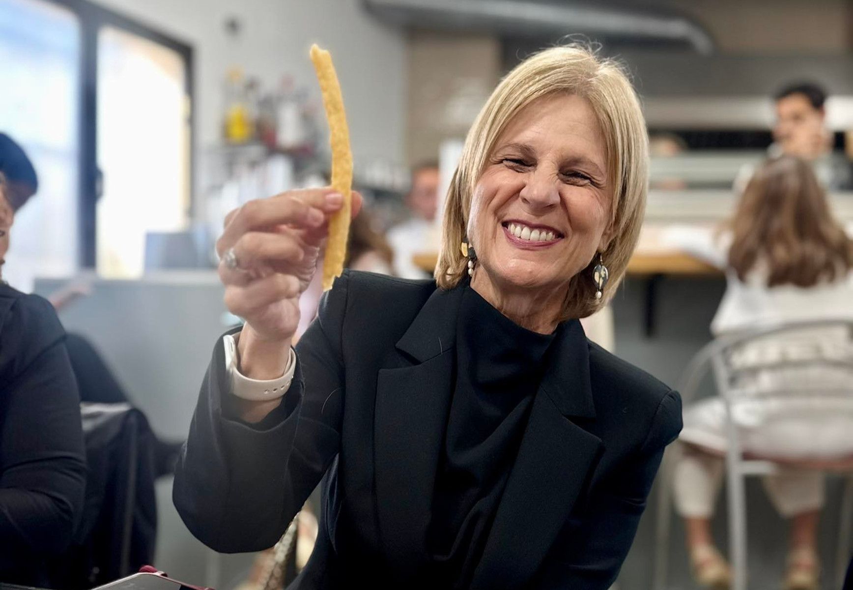 María José García Pelayo, alcaldesa de Jerez, disfrutando de las tradiciones en la Noche de Jesús.