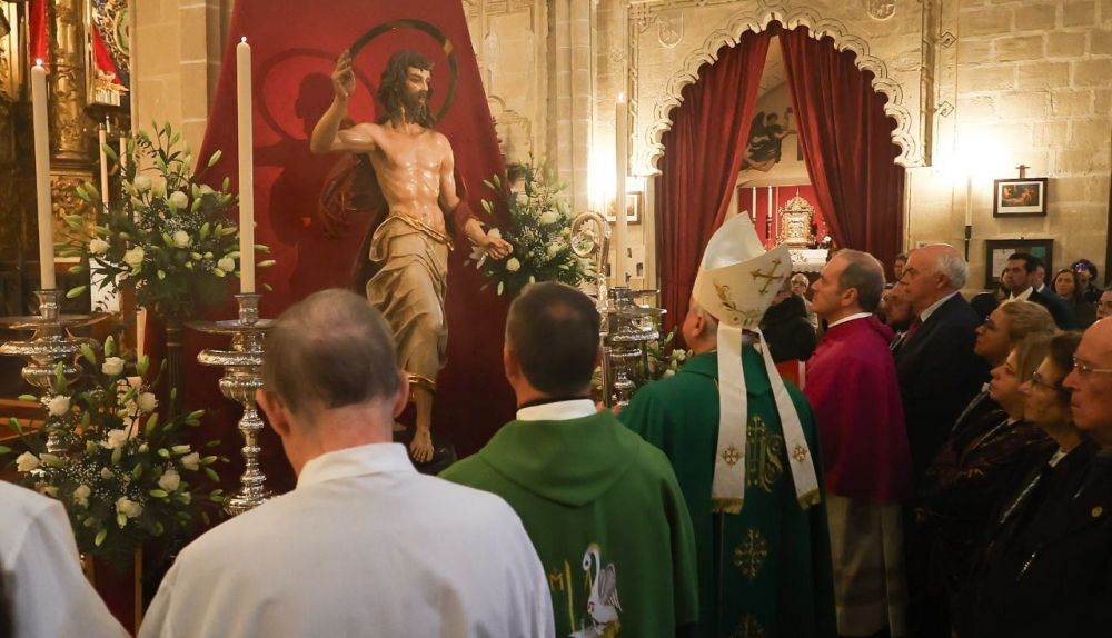 El obispo bendiciendo la nueva imagen en San Dionisio en febrero de este año. 