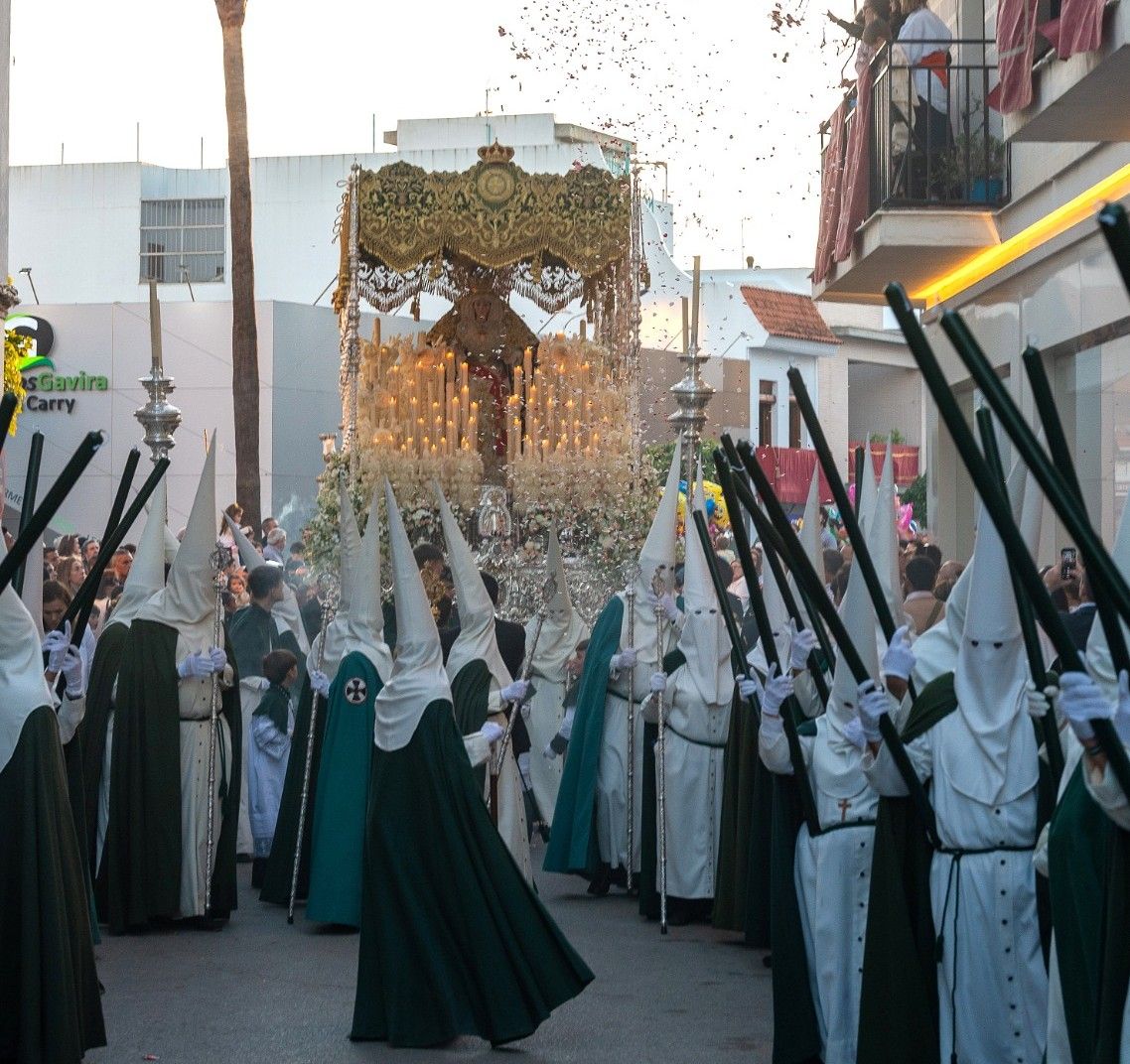 La Virgen de los Remedios, ayer tarde por las calles de Los Palacios y Villafranca.