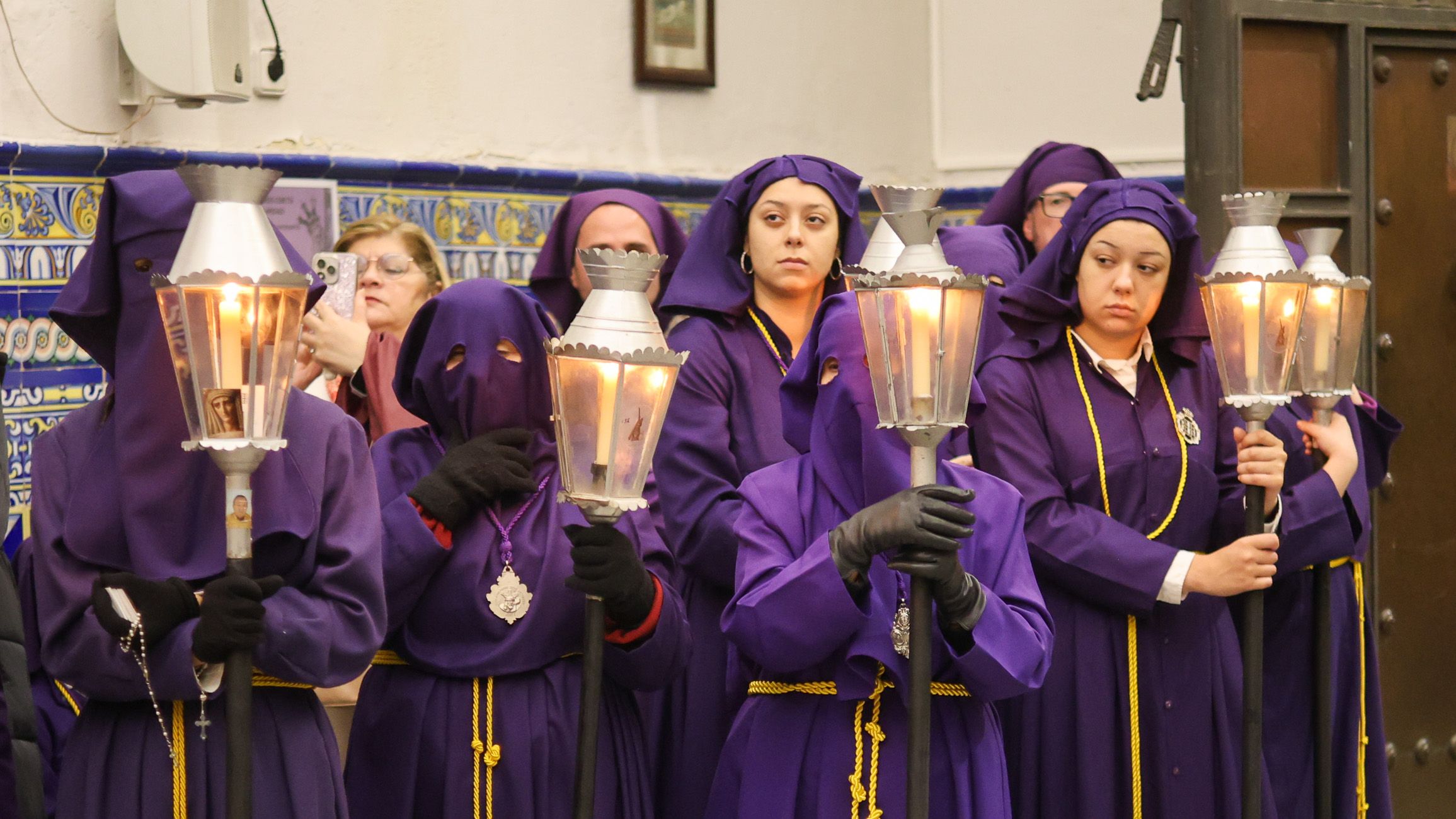 Hermanas de Jesús, en los momentos previos a la salida en procesión del Nazareno, esta pasada madrugada en San Juan de Letrán en Jerez.