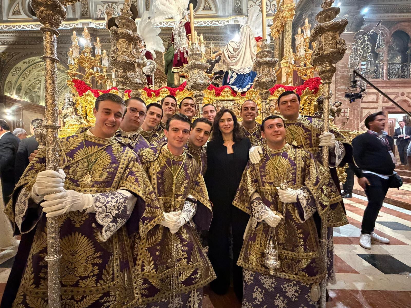 Díaz Ayuso, este Viernes Santo Madrugada, con los acólitos de la Macarena en Sevilla.
