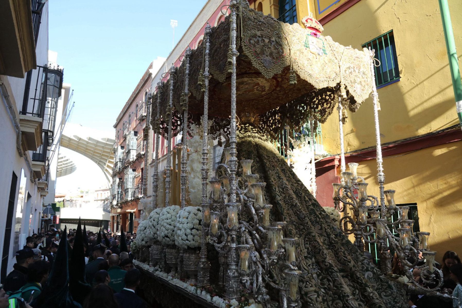 La Virgen de La Macarena se acerca a los fieles en La Madrugá en Sevilla.