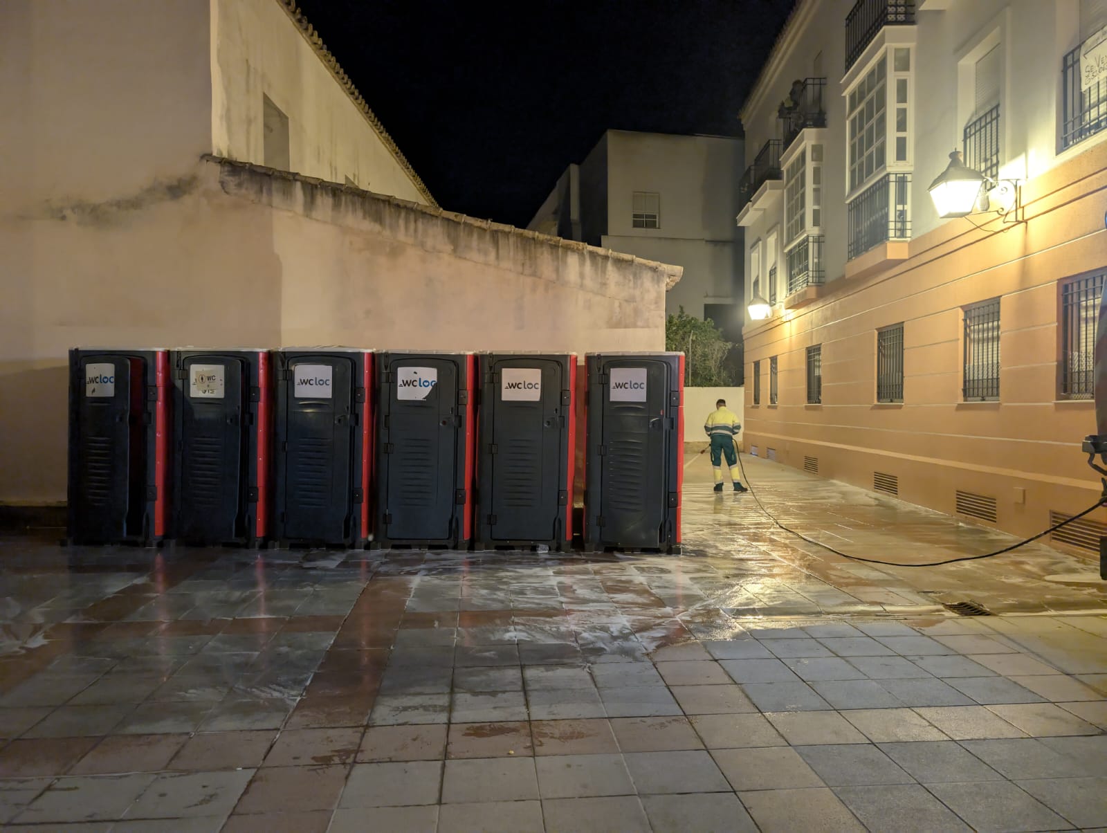 Limpieza de zona de váteres químicos en pleno de centro, en la plaza Alfonso Sánchez Ferrajón, esta pasada madrugada.