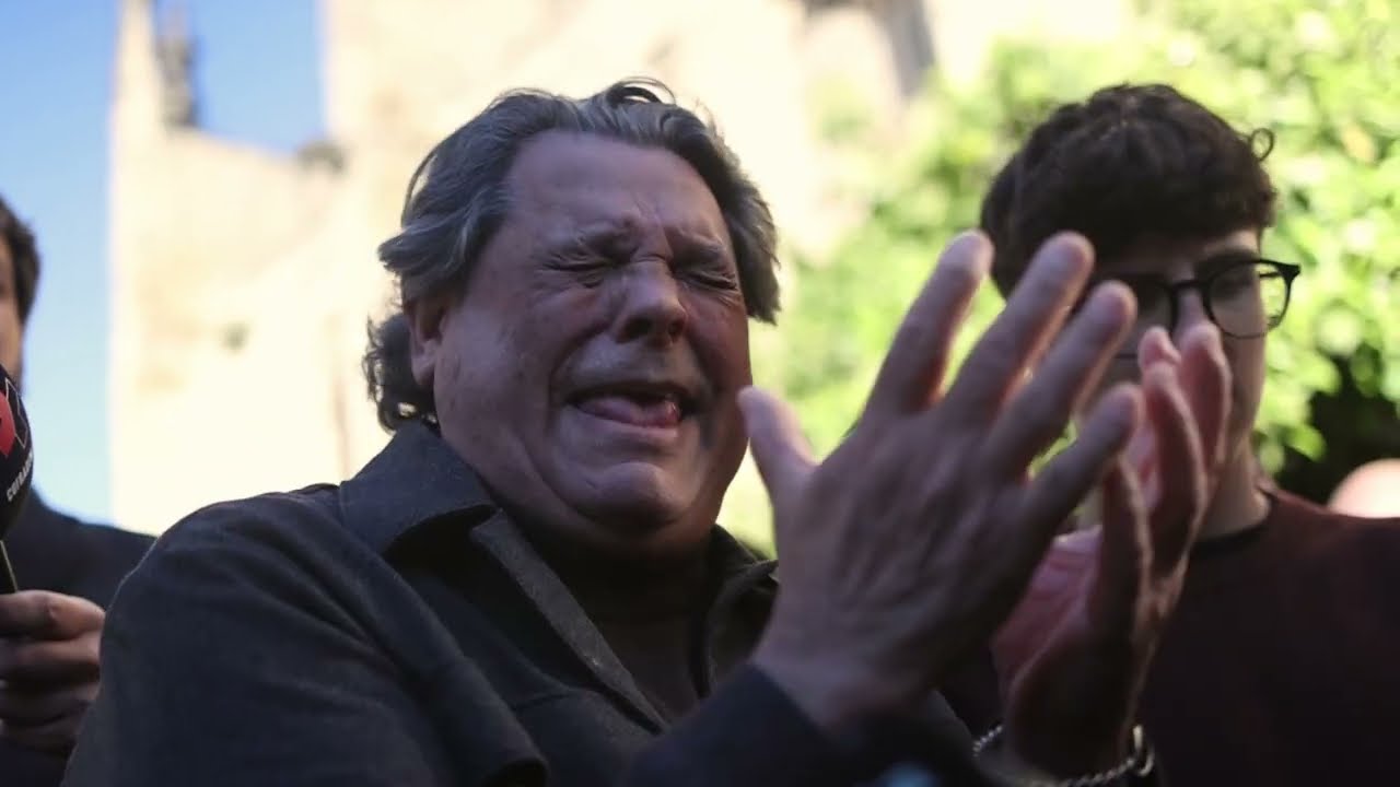 Momentos en los que saetas como las de Joaquín El Zambo se han hecho presentes ante el paso del Cristo de la Buena Muerte en Jerez, en la mañana de este Viernes Santo en Santiago.