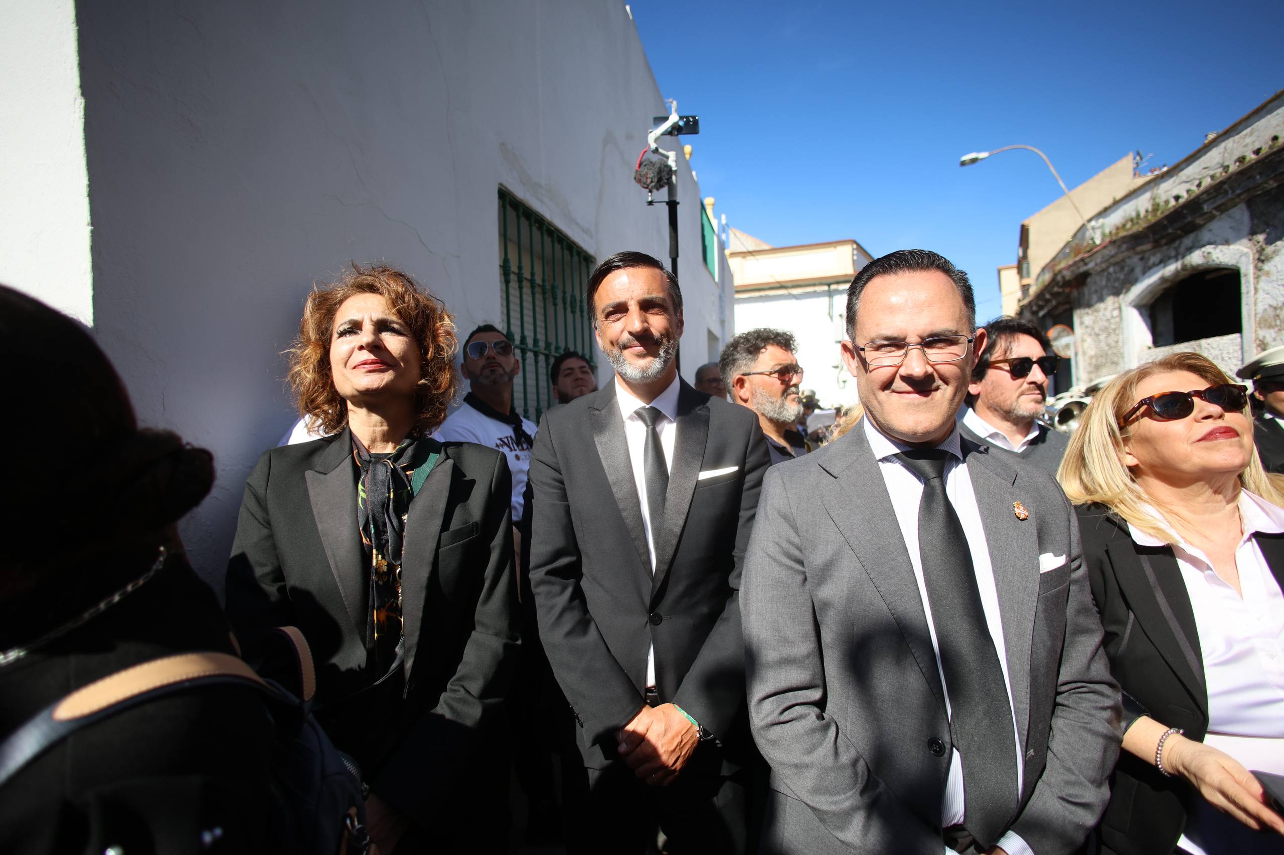 María Jesús Montero, en la salida del Cristo de la Expiración, este Viernes Santo en Jerez, junto a José Antonio Díaz y otros representantes del PSOE local.